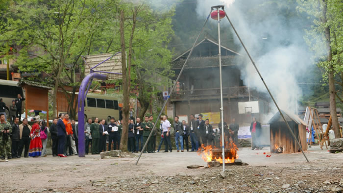 圖2 國泰科技懸掛式滅火裝置木質(zhì)房屋滅火實(shí)驗(yàn)現(xiàn)場