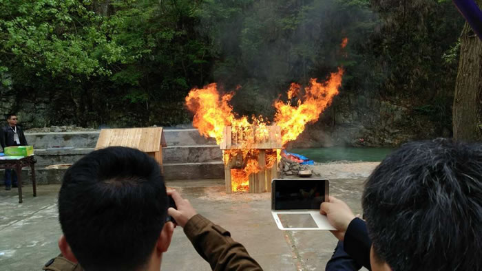 圖2 國泰科技懸掛式滅火裝置木質(zhì)房屋滅火實(shí)驗(yàn)現(xiàn)場