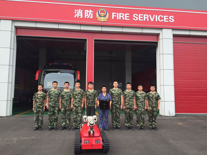 圖1 國泰科技生產(chǎn)的多功能消防滅火機(jī)器人交付臨沂市公安消防支隊(duì)?wèi)?zhàn)勤保障大隊(duì)