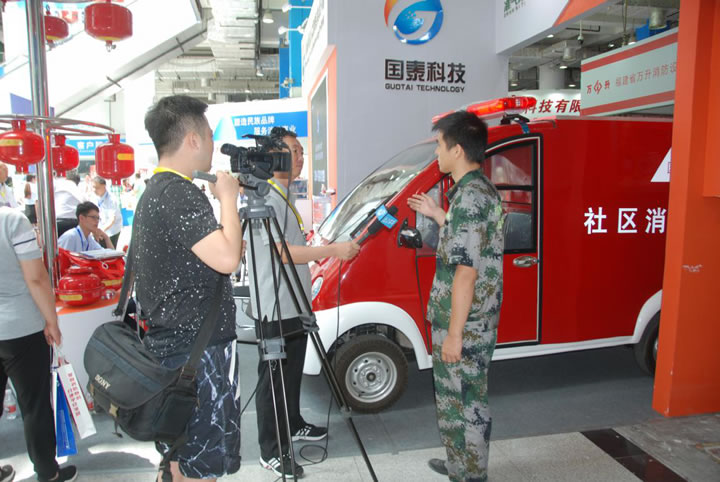 圖4 國泰科技消防工程師向記者介紹社區(qū)消防車功能特點