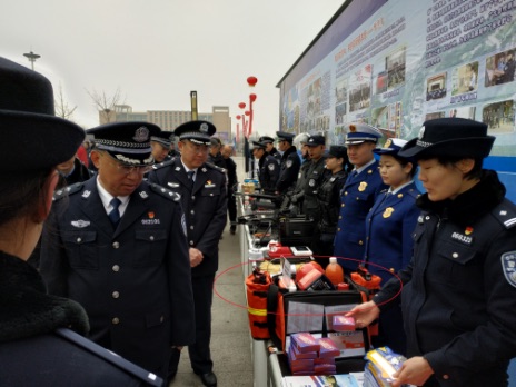 圖2 副市長、市公安局局長鞠向群等領(lǐng)導(dǎo)參觀我公司產(chǎn)品