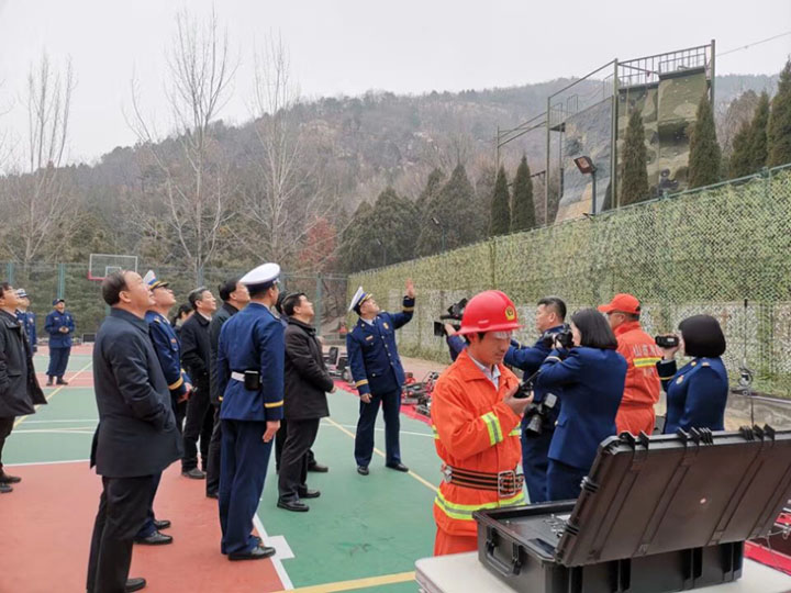 崔洪剛看望天外村消防中隊一線消防救援隊伍 ---國泰科技現(xiàn)場展示無人機滅火